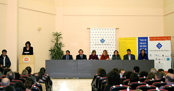 Navarro entrega los títulos a los alumnos de posgrado 2006/07