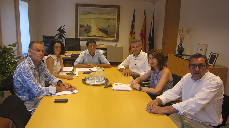 El conseller de Treball, Comerç i Indústria, Iago Negueruela, rep els representants del Col•legi de Graduats Socials de les Illes Balears