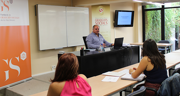 Miguel Ángel Cantallops imparteix un curs de comptabilitat per a Pimes en el Col•legi