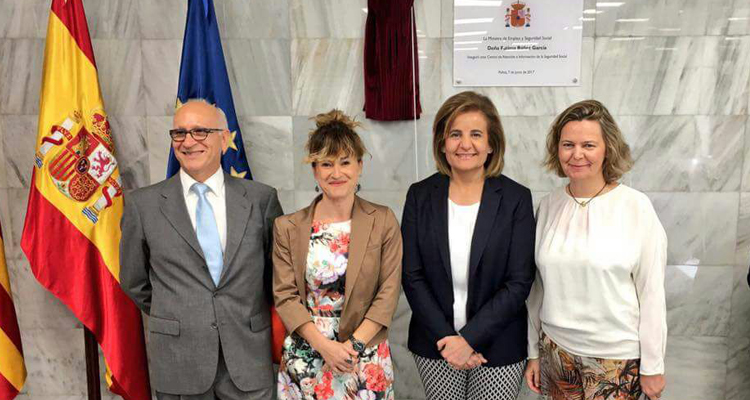 La presidenta Apol.lònia Julià asiste y departe con la ministra de Empleo y Seguridad Social, Fátima Báñez, en la inauguración del CAISS 2 del INSS en Palma. 