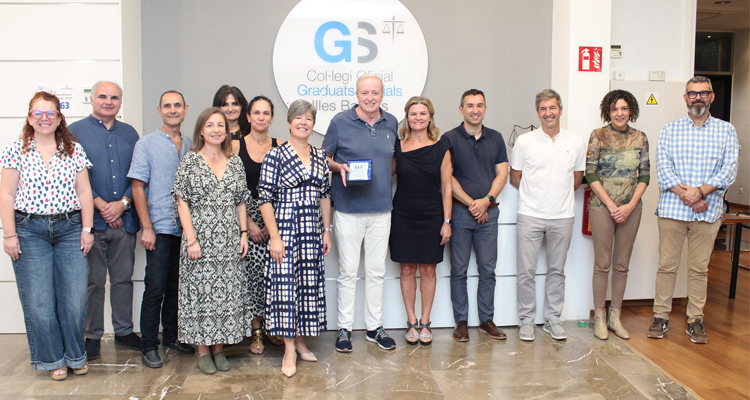 Entrega de la placa colegial a Antonio Pons, colegiado emérito, en reconocimiento a su destacada trayectoria